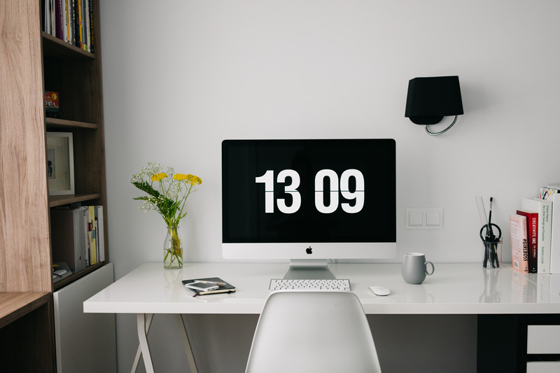 https://honeyandhare.com/wp-content/uploads/2019/02/canva-silver-imac-on-desk-MADGxzNiYxs.jpg